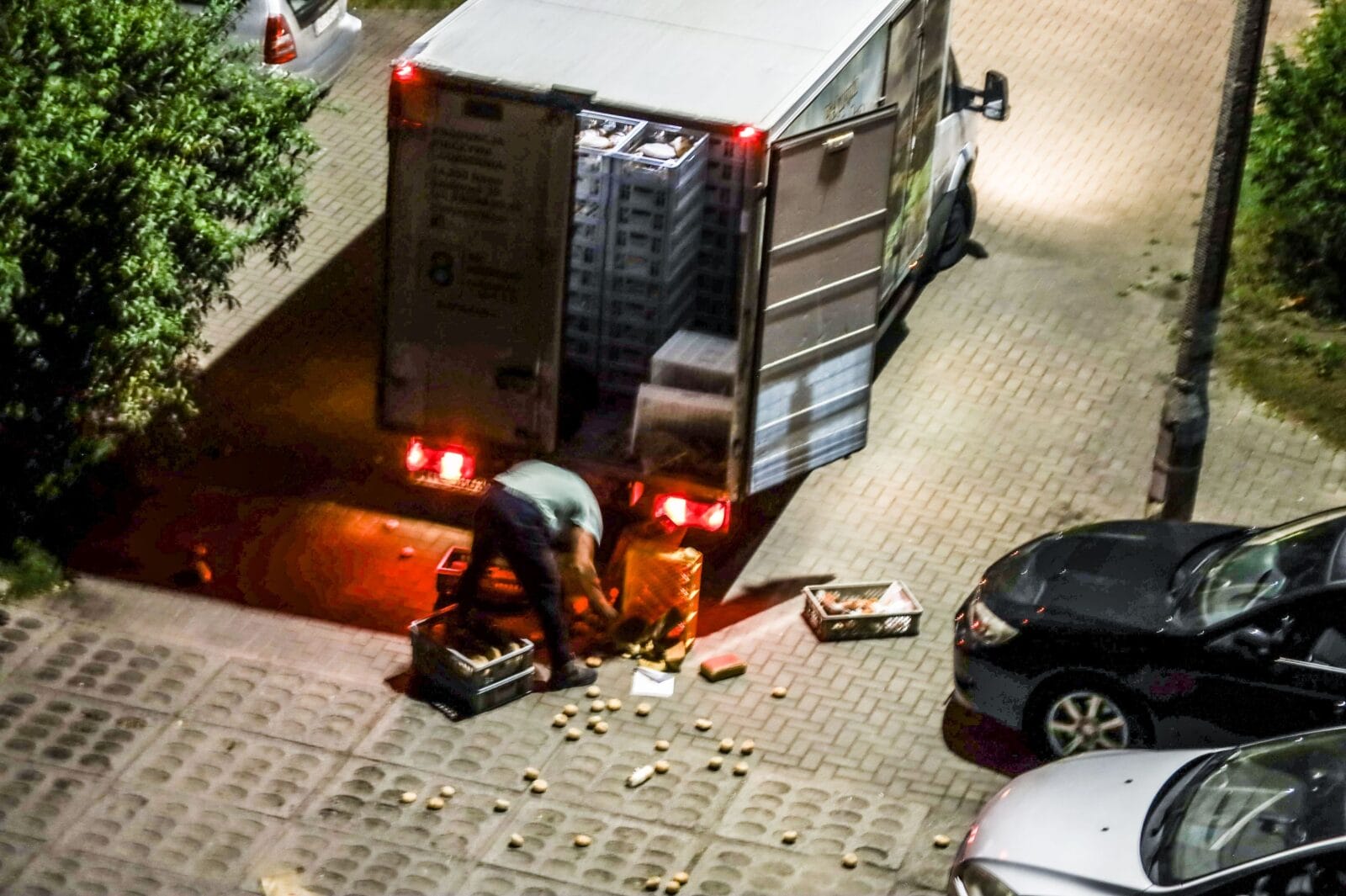 Bułki w piachu, hałas i wulgaryzmy dostawców – koszmar mieszkańców 1 Dostawa Piekarnia