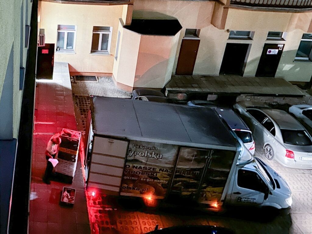 Bułki w piachu, hałas i wulgaryzmy dostawców – koszmar mieszkańców 4 Piekarnia Dostawa