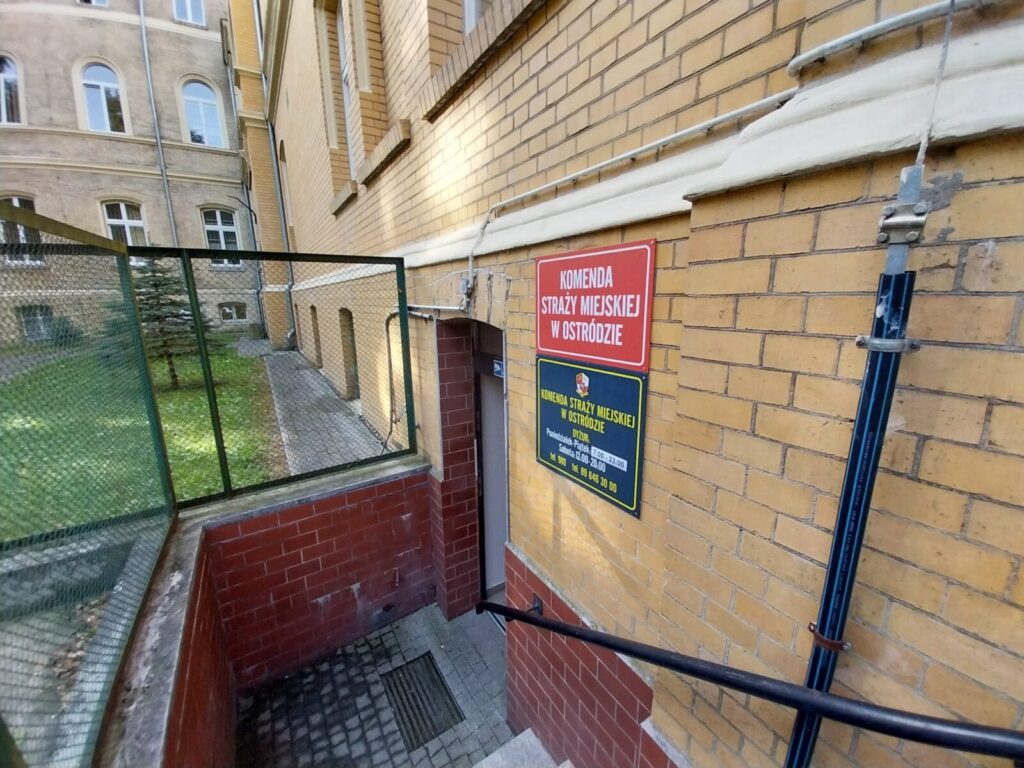 Ostróda solidarna z powodzianami. Pierwsi mieszkańcy odwiedzili punkt zbiórki darów 2 Straz Miejska