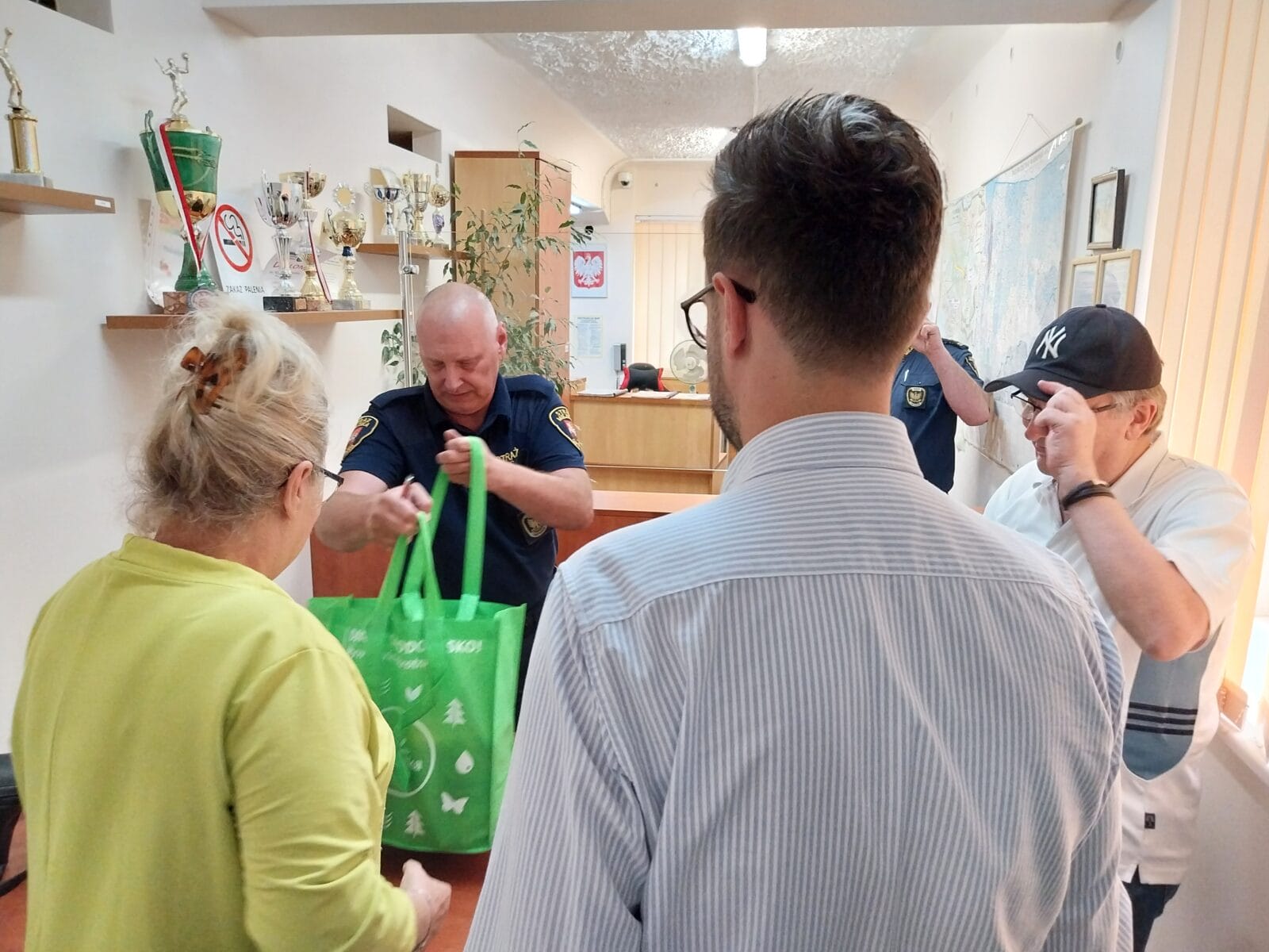 Ostróda solidarna z powodzianami. Pierwsi mieszkańcy odwiedzili punkt zbiórki darów 1 Zbiorka Powodzianie