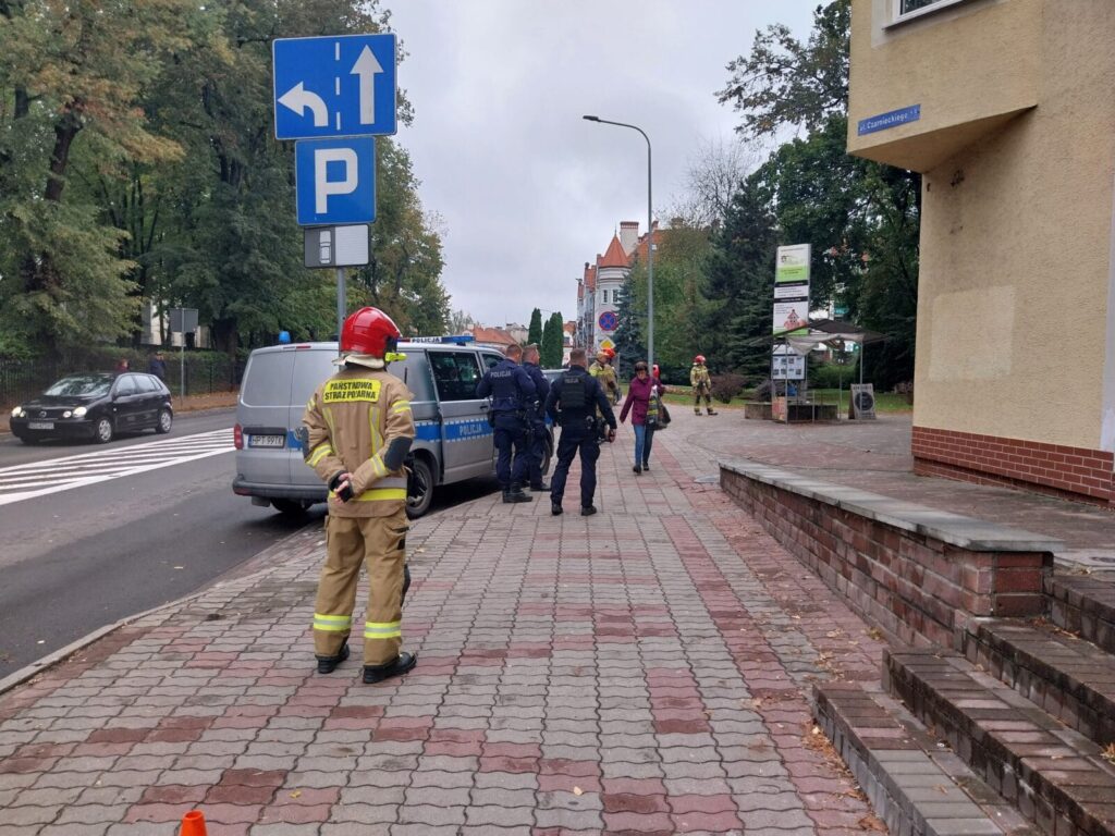 Ostróda: Podejrzany pakunek w banku przy Czarnieckiego 2 20241004 101239