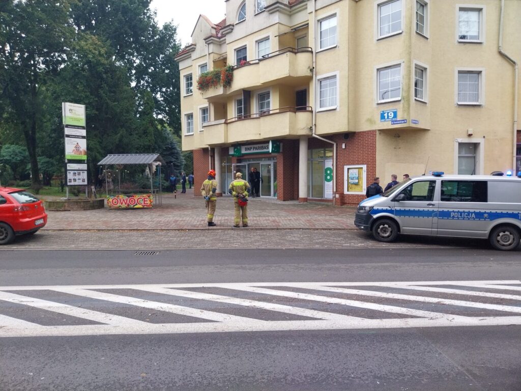 Ostróda: Podejrzany pakunek w banku przy Czarnieckiego 15 20241004 101400