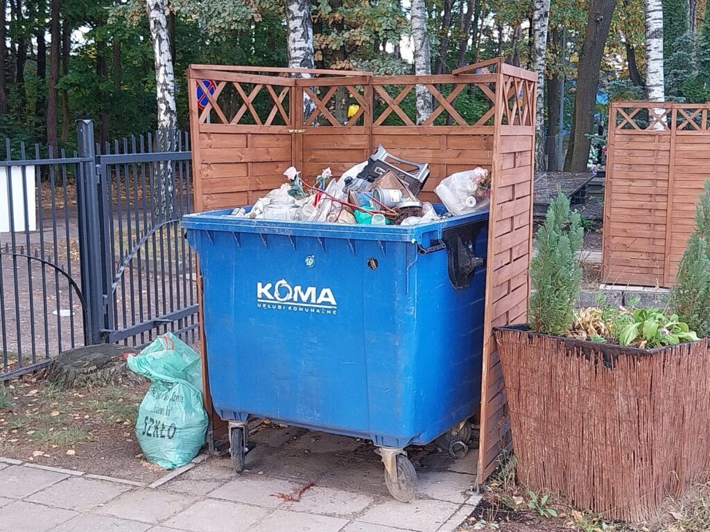 Ruszyliśmy sprzątać groby bliskich. Zapłacimy za to gigantyczny rachunek! 2 Cmentarz Pojemnik