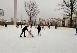 Do poniedziałku będzie szklanka. OCSiR podał szczegóły lodowiska w tym sezonie. 19 Lodowisko