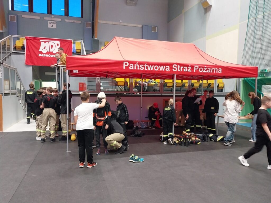 Promowali zawód strażaka. W miejskiej hali sportowej był niecodzienny event 17 mdp event hala sportowa