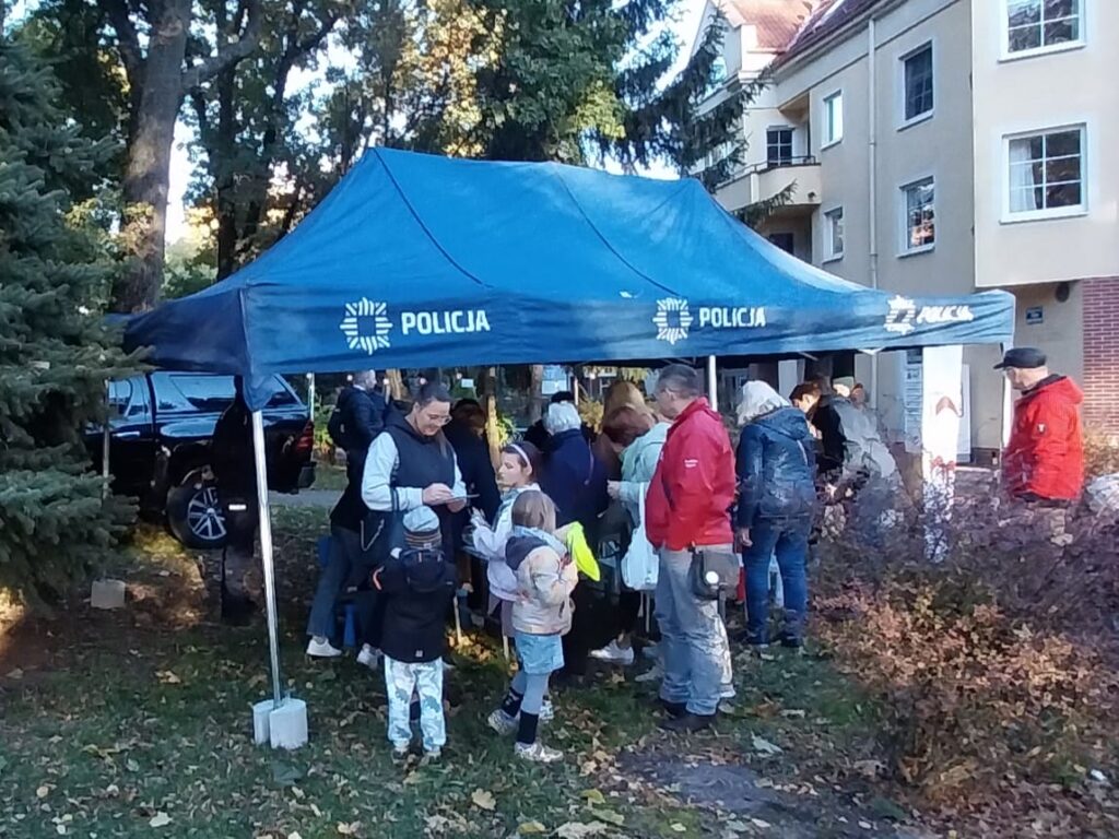 Ostróda świeci przykładem. Społecznicy rozdawali odblaski w parku przy ulicy Czarnieckiego 16 odblaski akcja czolo