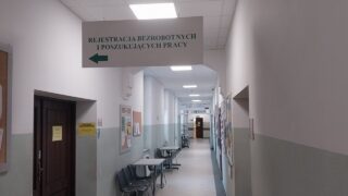 Bezrobocie w dół a zasiłki w górę.