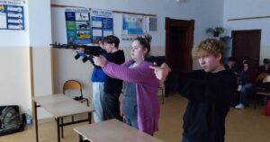 Ćwiczą snajperskie oko i opanowanie. Uczniowie Bażyniaka celują z broni. 18 Warsztaty Strzeleckie Czolo