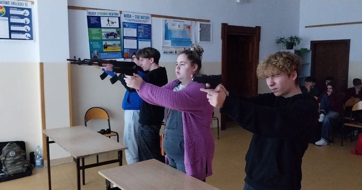 Ćwiczą snajperskie oko i opanowanie. Uczniowie Bażyniaka celują z broni. 1 Warsztaty Strzeleckie Czolo