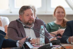 Bezpłatne zajęcia na basenie dla uczniów klas 1-3 w 2025 roku? Radny Struk proponuje, a burmistrzowi pomysł się podoba 2 Dariusz Struk Sesja Rady Miasta