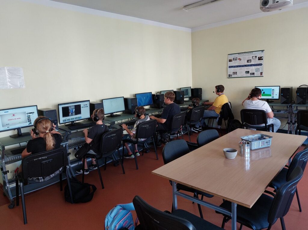 Rozwijają swoje pasje i umiejętności. Projekt „Młodzi niepełnosprawni w sieci działań” w Ostródzie 3 W Sieci Komp
