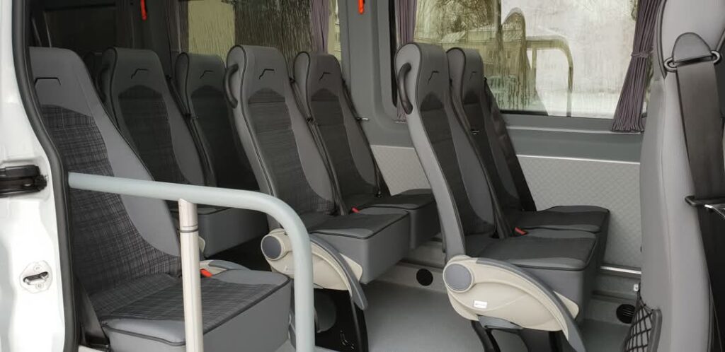 Nowy autobus dla Specjalnego Ośrodka w Szymanowie – większe możliwości dla dzieci z niepełnosprawnościami dzięki współpracy powiatu i PFRON. 2 1000028481