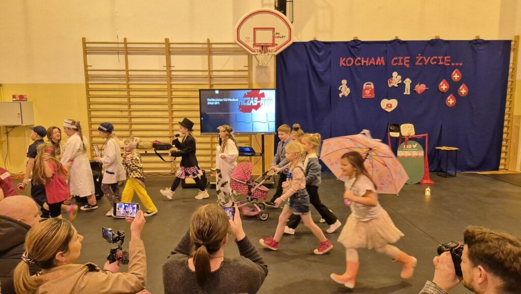 Święto życia w ostródzkiej szkole. Na osiedlu Plebiscytowym mają defibrylator 5 20250115 161446