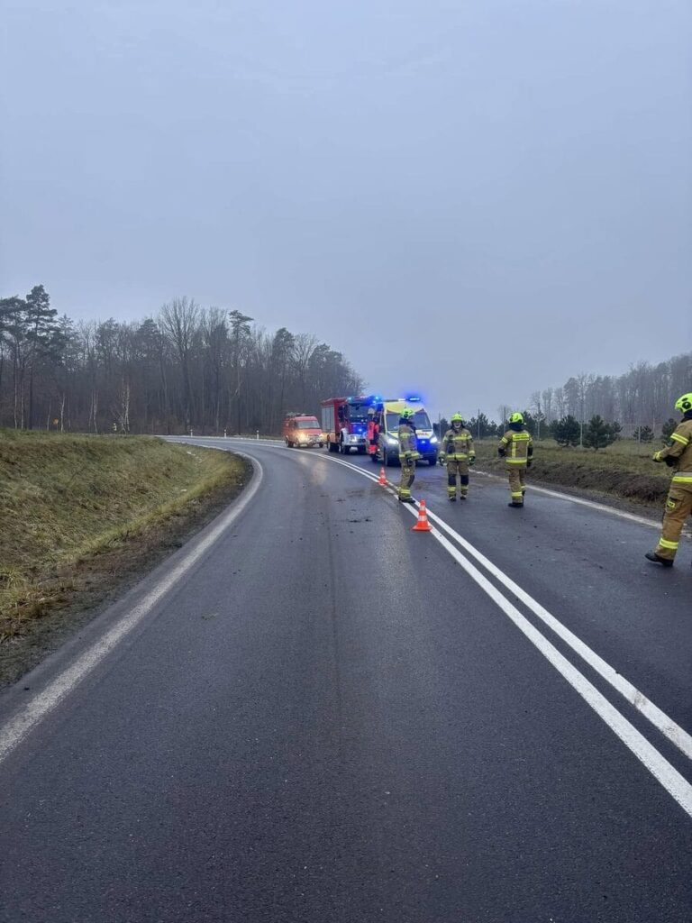 Wypadek na drodze w okolicach Rychnowskiej Woli: Samochód dachował, dzieci trafiły do szpitala 2 473763369 909982671292073 5851734985954161681 N