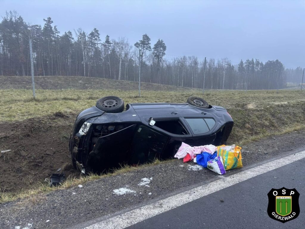 Wypadek na drodze w okolicach Rychnowskiej Woli: Samochód dachował, dzieci trafiły do szpitala 16 474093713 909982617958745 7639748987977023920 n