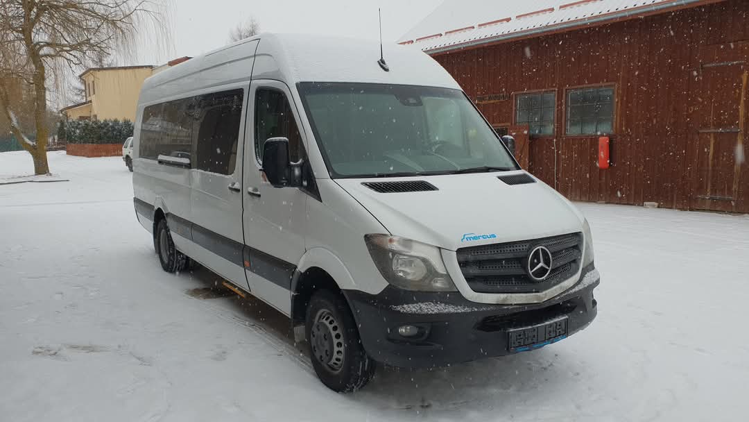 Nowy autobus dla Specjalnego Ośrodka w Szymanowie – większe możliwości dla dzieci z niepełnosprawnościami dzięki współpracy powiatu i PFRON. 1 Fb Img 1735885849840