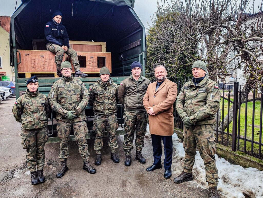 Wojskowi w obronie kotów! Nietypowa akcja w gminie Małdyty 5 Maldyty Budki Dla Kotow 1 1