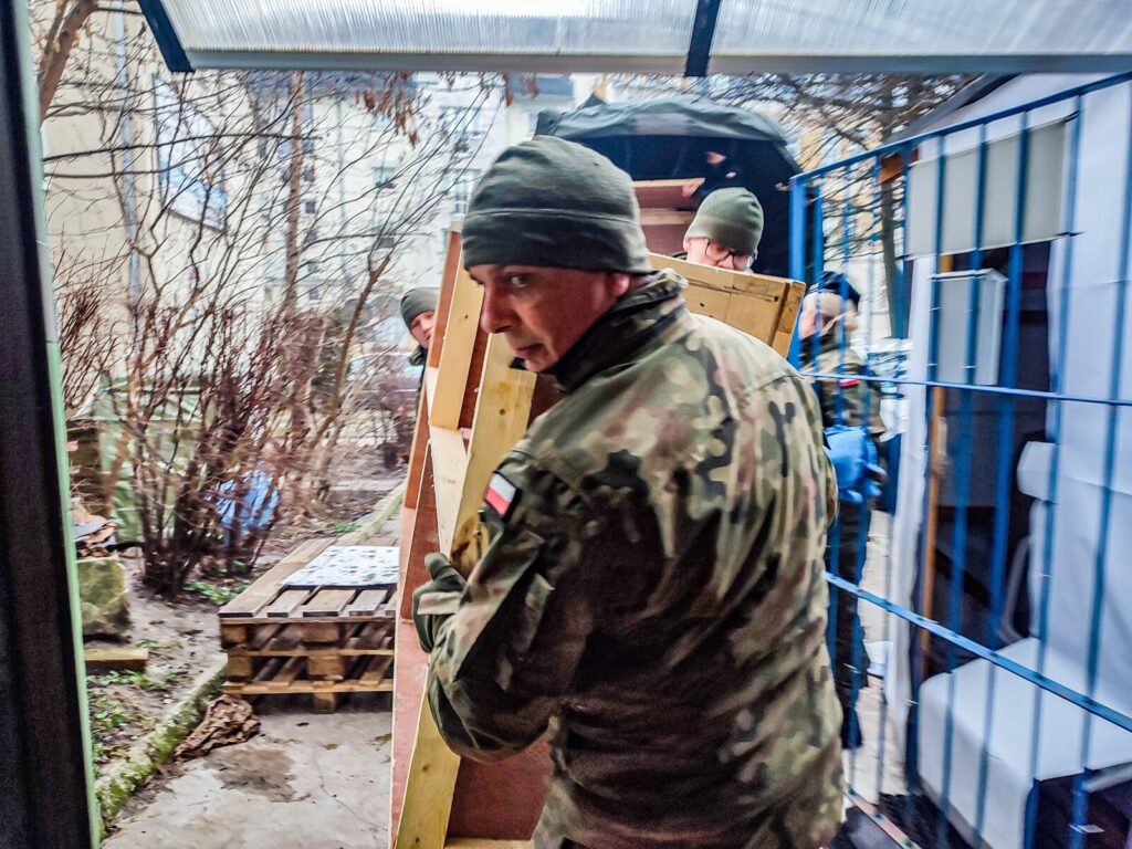Wojskowi w obronie kotów! Nietypowa akcja w gminie Małdyty 10 Maldyty Budki Dla Kotow 7