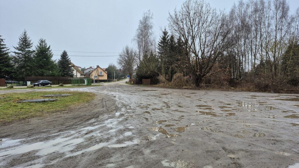 Są owoce współpracy Miasta i Gminy. Będzie drugie podejście do remontu parkingu nad jeziorem Sajmino. 3 Parking Sajmino