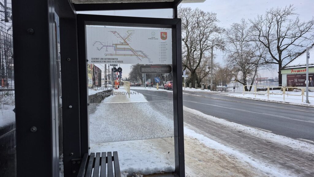 Ratujmy Ostródę! Coraz więcej wandalizmu na ulicach. Przykład? Przystanki autobusowe 16 potluczony przystanek