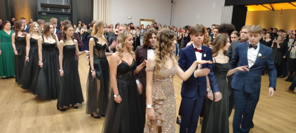 Studniówki maturzystów: Bażyniak i Rolnik rozpoczęli odliczanie do matury – zostało im dokładnie 100 dni! 3 Studnioka Bazyniak