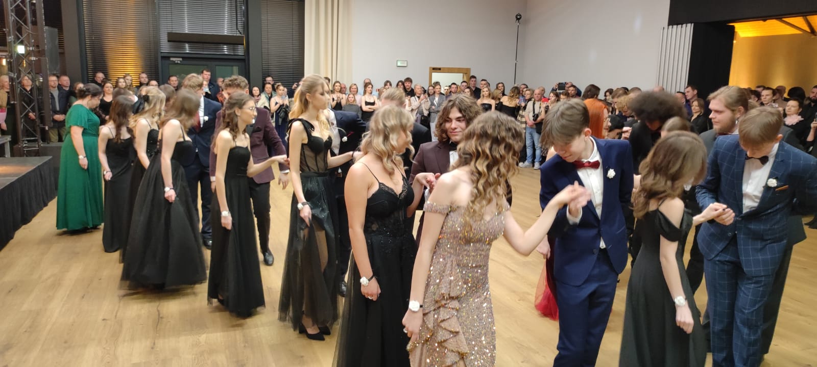 Studniówki maturzystów: Bażyniak i Rolnik rozpoczęli odliczanie do matury – zostało im dokładnie 100 dni! 1 Studnioka Bazyniak3