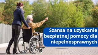 Osoba na wózku inwalidzkim z asystentem spaceruje po parku. Napis: „Szansa na uzyskanie bezpłatnej pomocy dla niepełnosprawnych”.