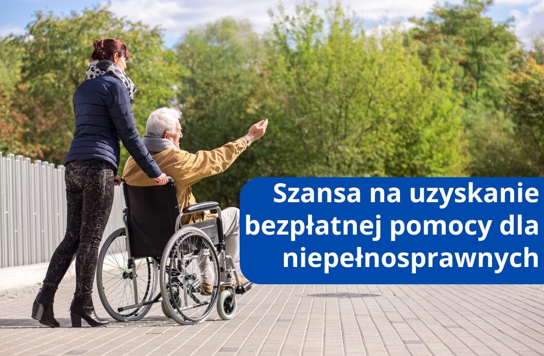 Osoba Na Wózku Inwalidzkim Z Asystentem Spaceruje Po Parku. Napis: „Szansa Na Uzyskanie Bezpłatnej Pomocy Dla Niepełnosprawnych”.
