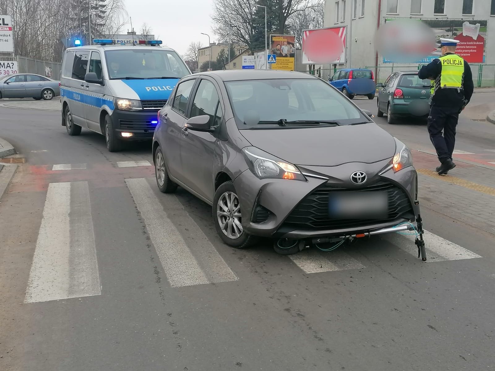 EDYTOWANO! POTRĄCENIE 46-LATKA NA HULAJNODZE NA RONDZIE PRZY DRWĘCKIEJ w Ostródzie 2 Hulajnoga Wypadek
