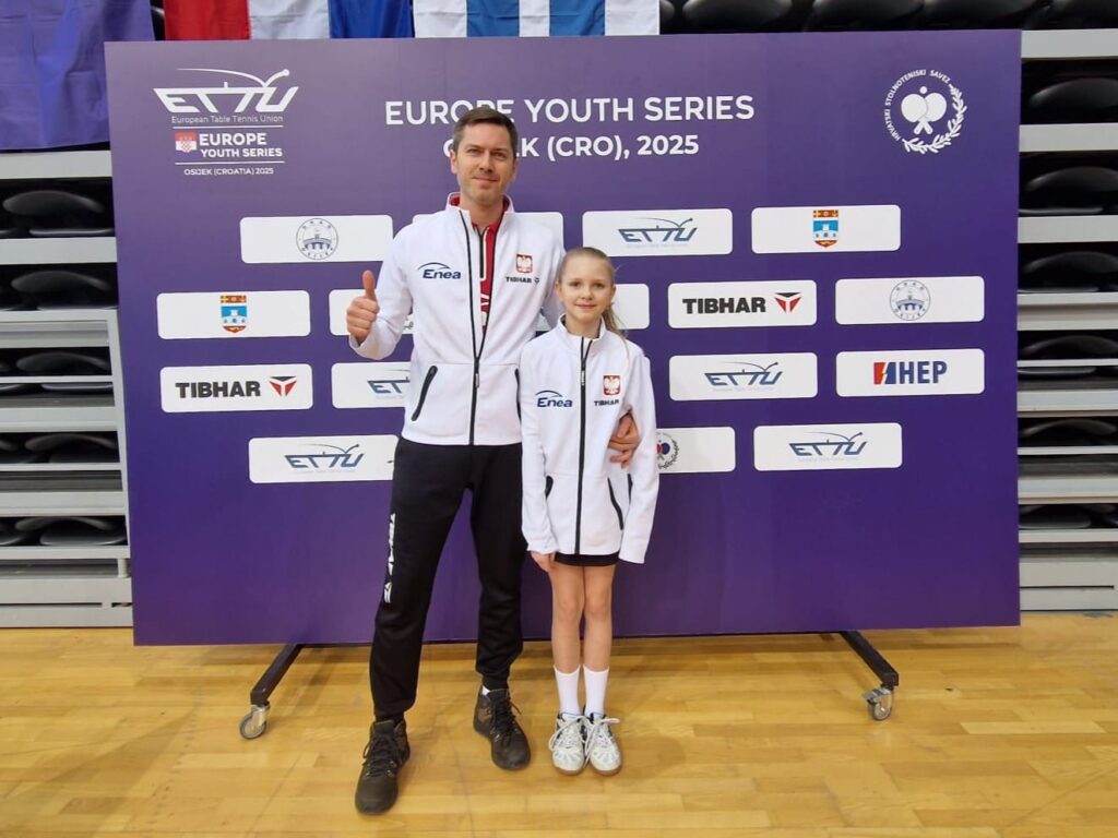 Międzynarodowy sukces młodej tenisistki. Julia Szarmach na podium turnieju w Chorwacji 2 Julia Szarmach Z Trenerem
