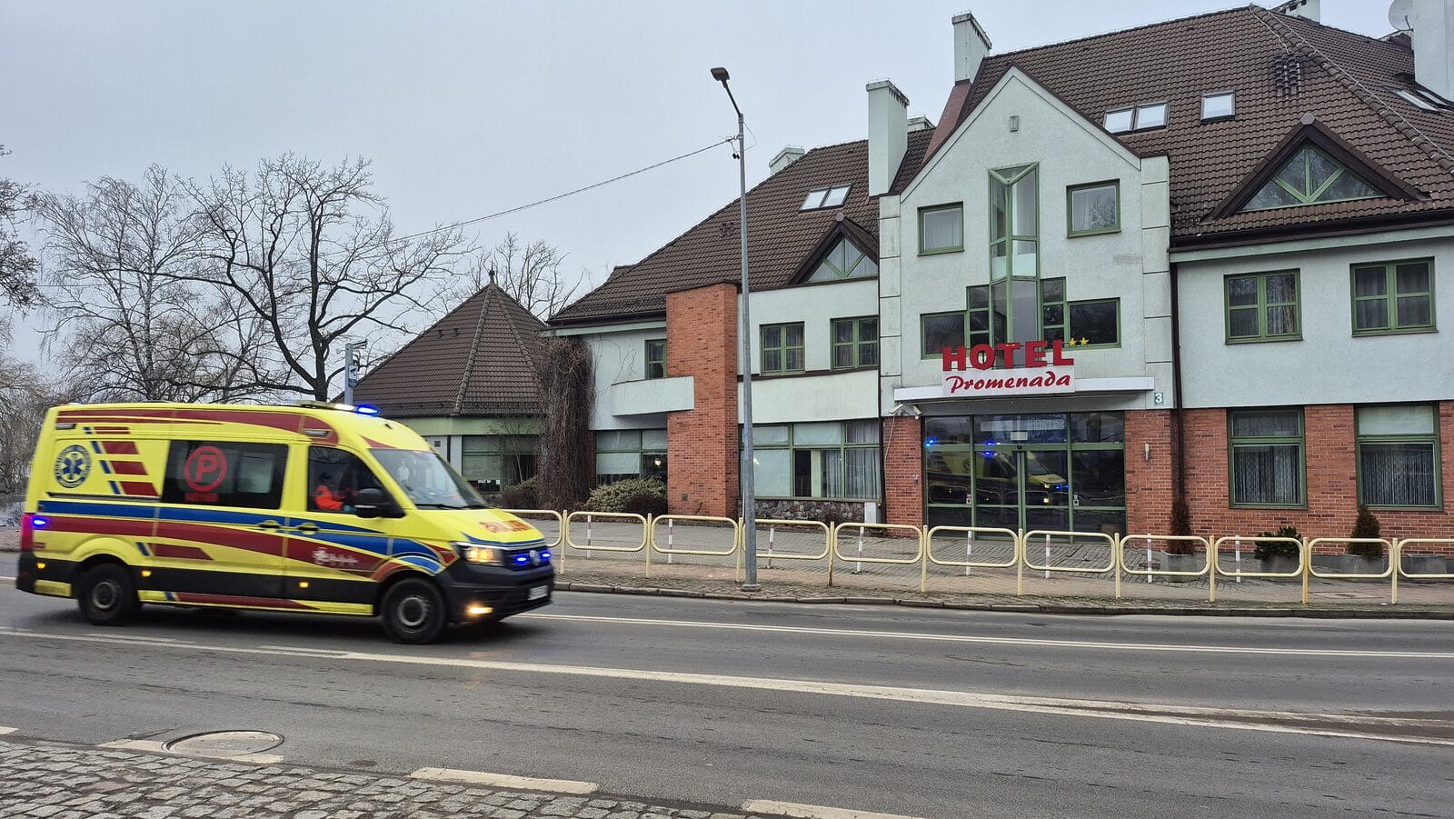 Napadnięty ratownik medyczny! W Łukcie załodze karetki musiała pomóc policja 1 Karetka2
