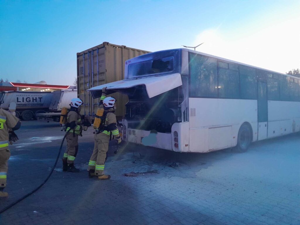 Pożar autobusu w Małdytach. Szybka reakcja strażaków zapobiegła tragedii 16 maldyty plonal autobus