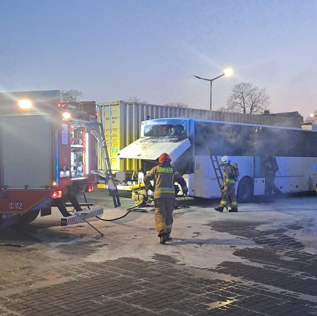Pożar autobusu w Małdytach. Szybka reakcja strażaków zapobiegła tragedii 3 Maldyty Plonal Autobus3