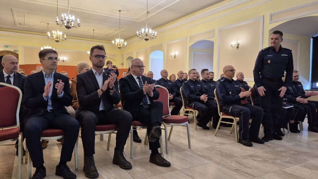 Najwięcej wypadków w sierpniowe piątki. Policjanci uroczystą odprawą w zamku podsumowali ubiegł rok 3 Odprawa1