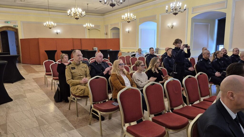 Najwięcej wypadków w sierpniowe piątki. Policjanci uroczystą odprawą w zamku podsumowali ubiegł rok 2 Odprawa2