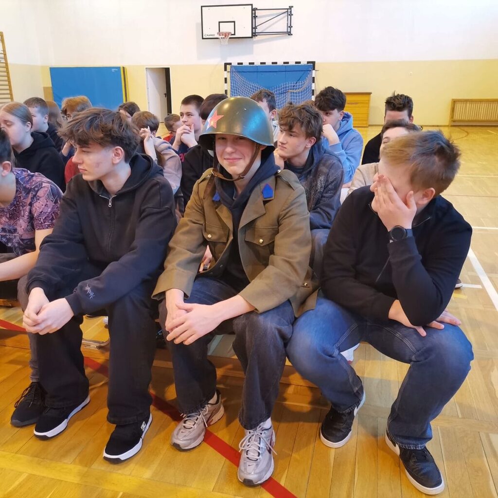 Tak się uczy historii w Ostródzie! W piątce "dotknęli" Powstania Warszawskiego 21 Postanie 6