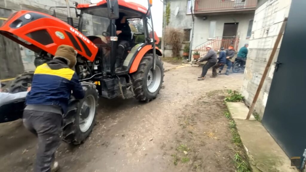 Jak kończyć szkołę to z przytupem. Uczniowie ostródzkiego rolnika nagrali film "Nasza Nowa 60-tka" 2 Rolnik2