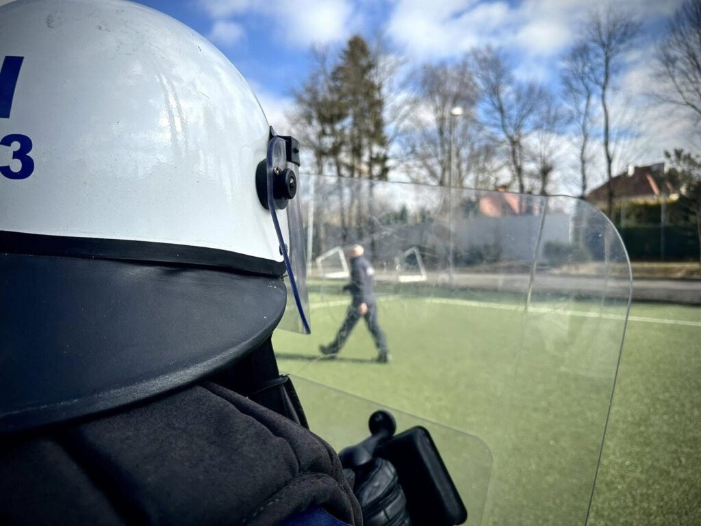 Policjanci na ostródzkim stadionie piłkarskim! Na sucho ćwiczyli tłumienie zamieszek 11 1 Policja Prewencja