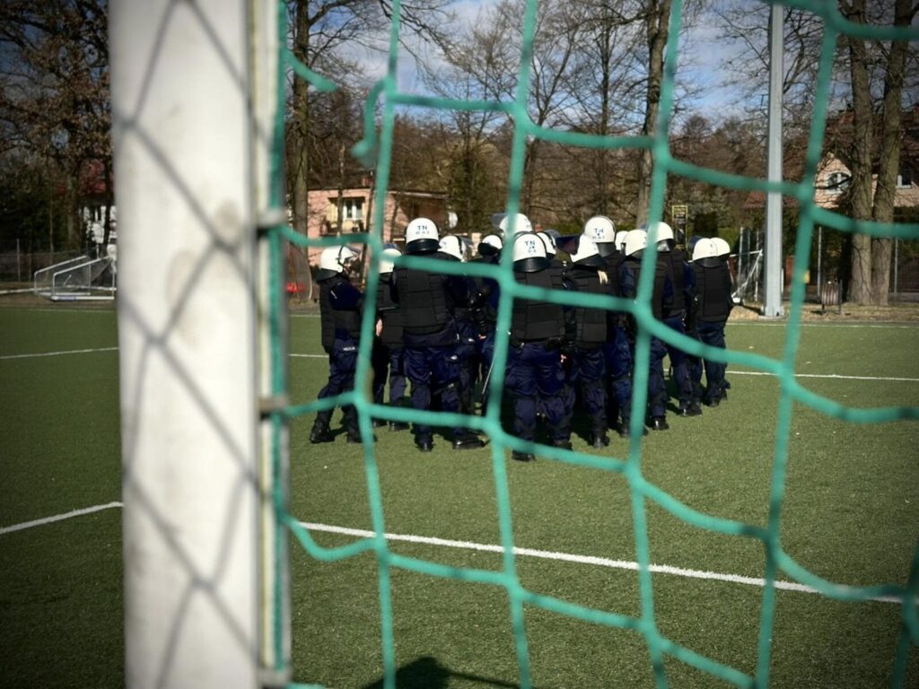 Policjanci na ostródzkim stadionie piłkarskim! Na sucho ćwiczyli tłumienie zamieszek 12 2 Policja Prewencja