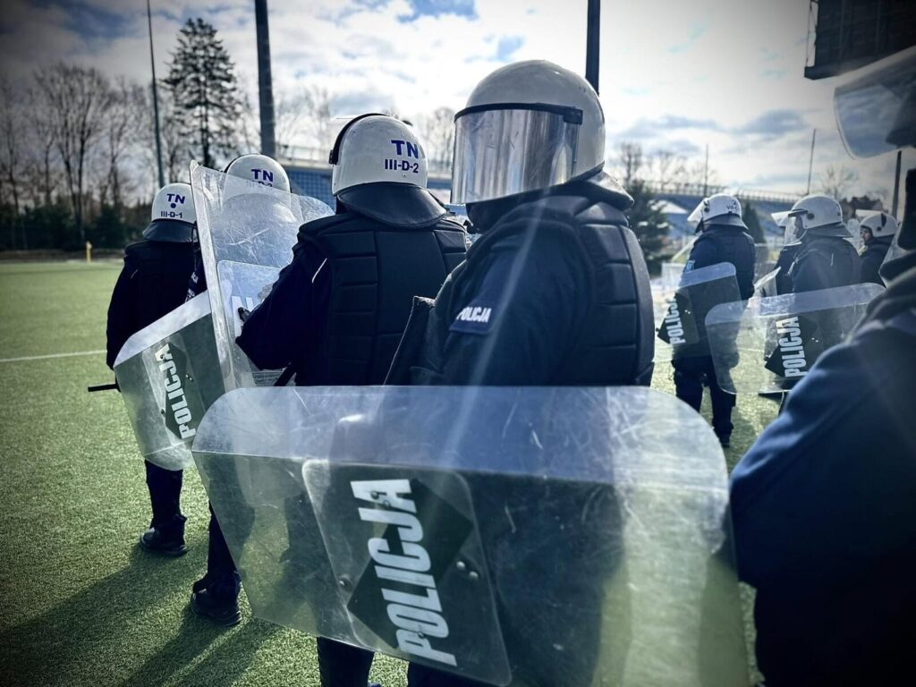 Policjanci na ostródzkim stadionie piłkarskim! Na sucho ćwiczyli tłumienie zamieszek 13 3 Policja Prewencja