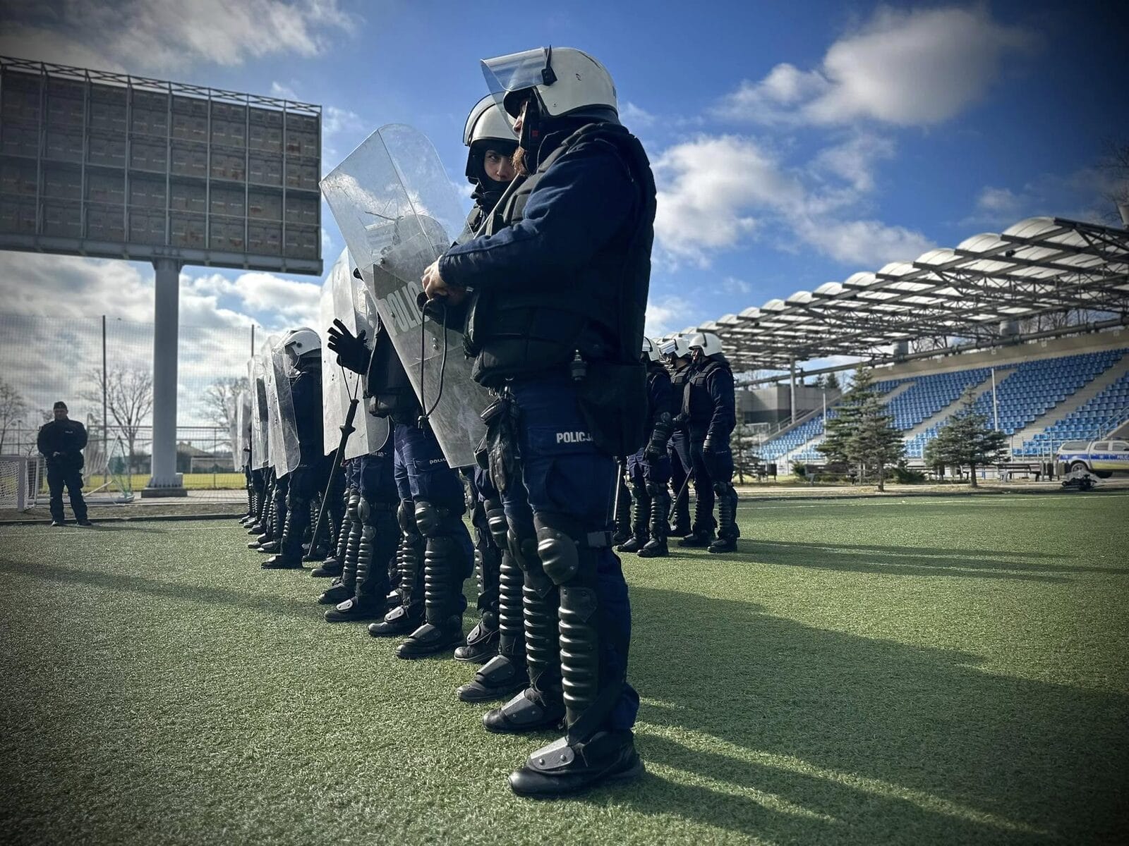 Policjanci na ostródzkim stadionie piłkarskim! Na sucho ćwiczyli tłumienie zamieszek 1 Czolo Polijcia