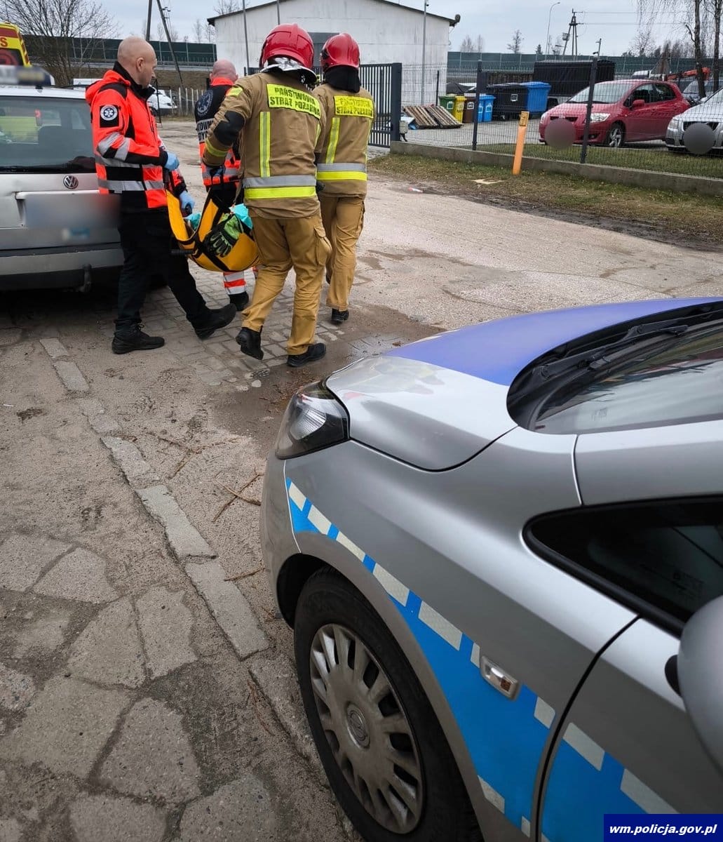 Ostróda: Dzielnicowy uratował życie kobiety! Seniorka jest pod opieką lekarzy 1 Dzielnicowy Kobieta