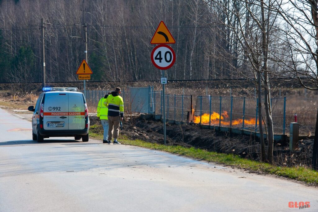 Pożar traw i rozszczelniony gazociąg w Lubajnach. Strażacy walczyli z żywiołem przez kilka godzin 15 Pożar Traw W Lubajnach K. Ostródy