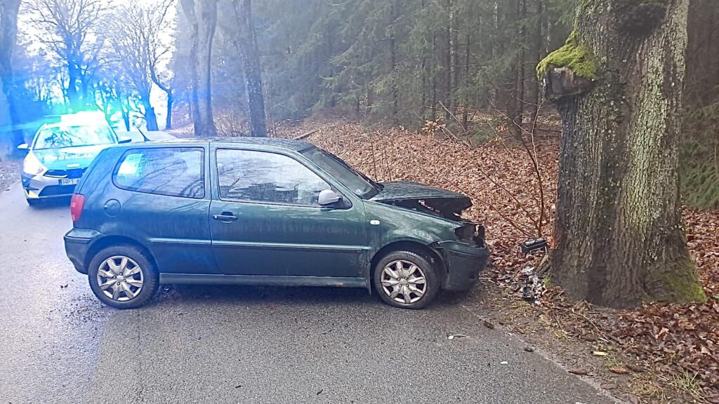 Wypadek w gminie Morąg: 77-letni kierowca trafił do szpitala po uderzeniu w drzewo 22 wypadek 77 latek drzewo