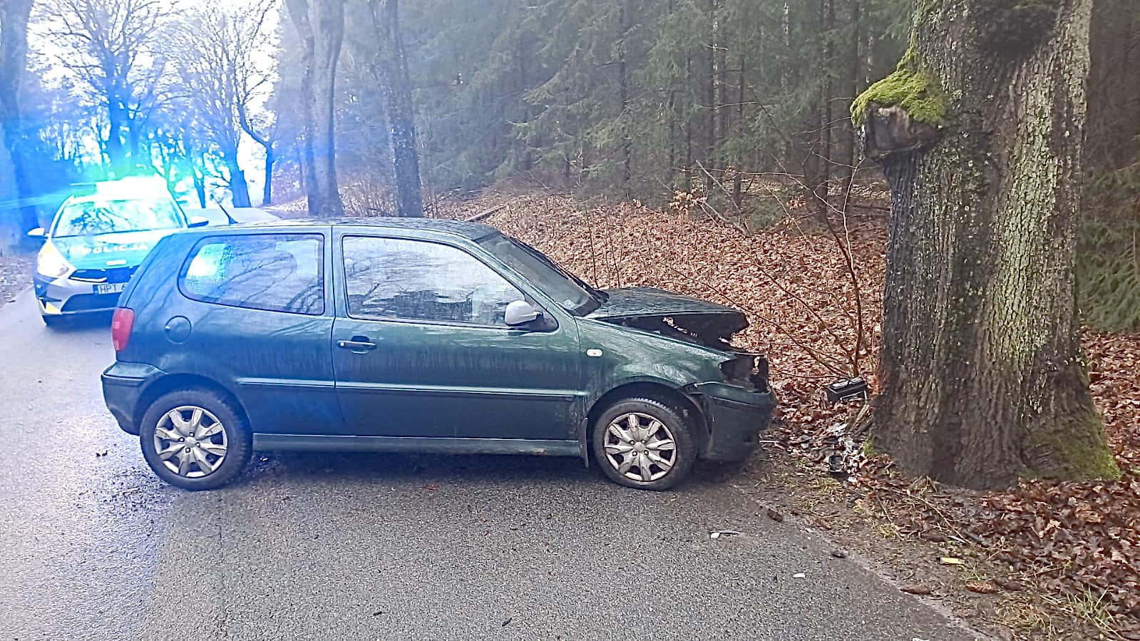 Wypadek w gminie Morąg: 77-letni kierowca trafił do szpitala po uderzeniu w drzewo 1 Wypadek 77 Latek Drzewo
