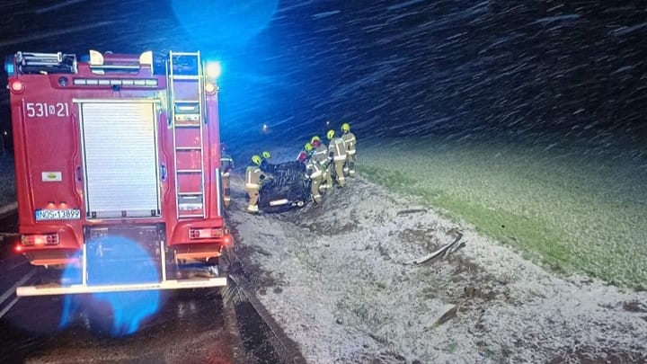 Dachowanie w Lipowie. Droga w gminie Ostróda zablokowana 1 Wypadek Lipowo Czolo