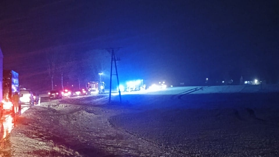 Dachowanie w Lipowie. Droga w gminie Ostróda zablokowana 12 Wypadek Lipowo