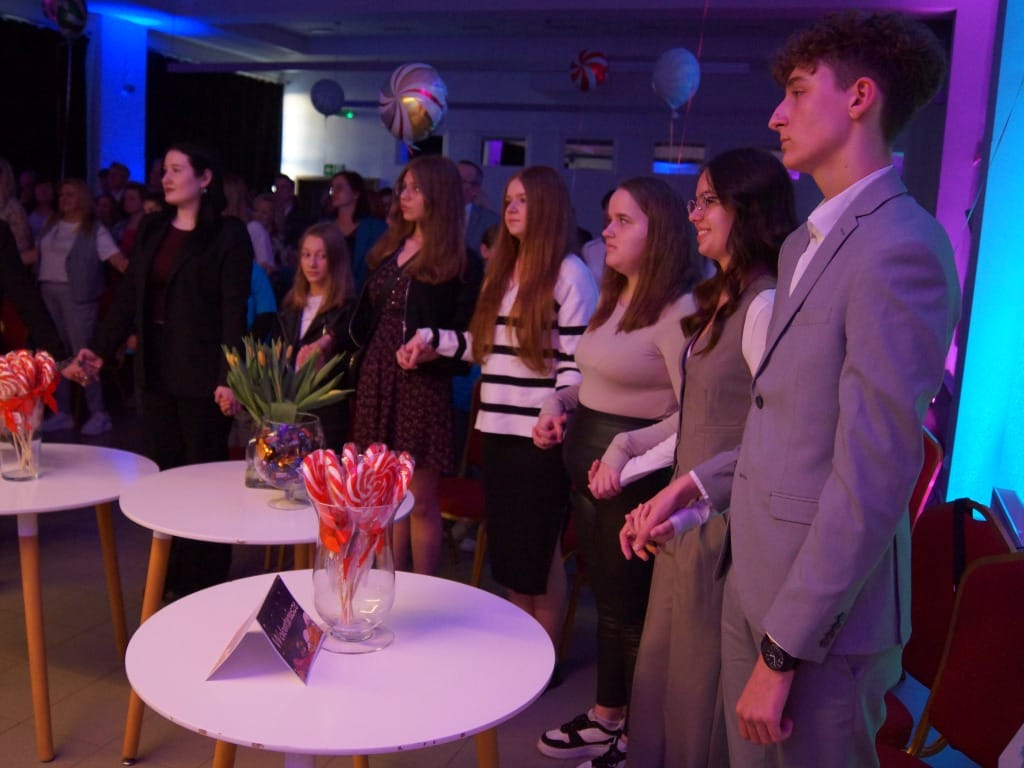 Gala „Ośmiu Wspaniałych” w Ostródzie. Młodzież z powiatu pokazuje siłę wolontariatu 24 487475918 1111196151051220 981743768819350520 N