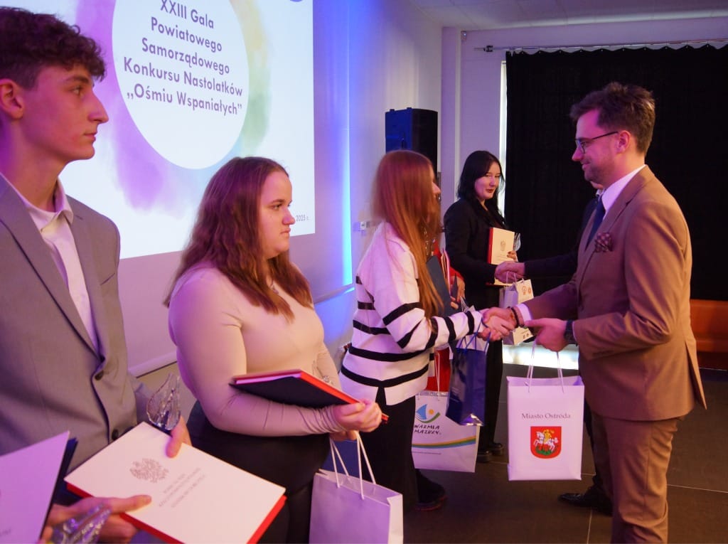 Gala „Ośmiu Wspaniałych” w Ostródzie. Młodzież z powiatu pokazuje siłę wolontariatu 39 487481570 1111196594384509 8883237689991089239 N