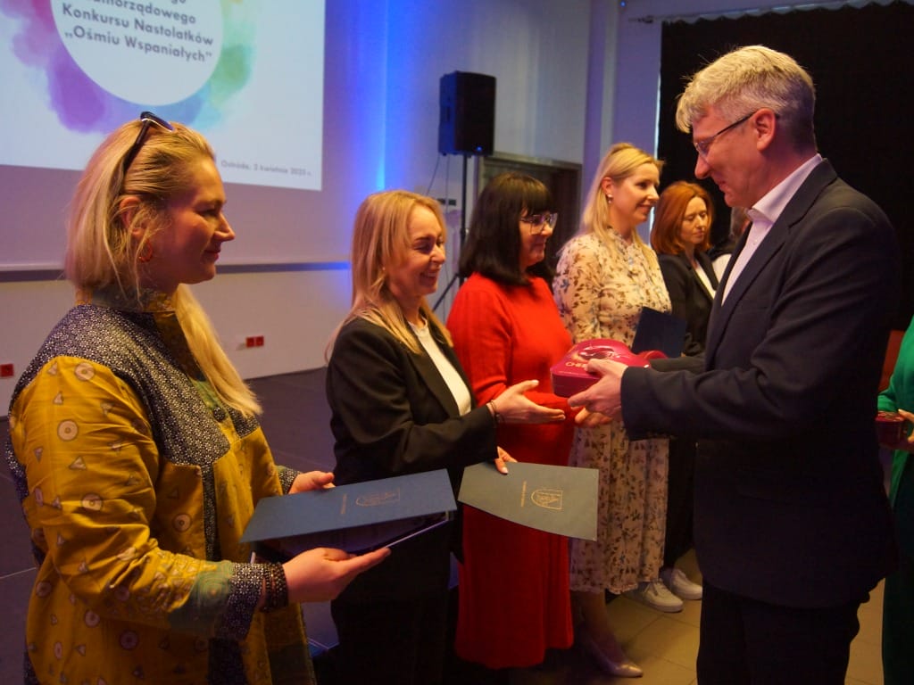 Gala „Ośmiu Wspaniałych” w Ostródzie. Młodzież z powiatu pokazuje siłę wolontariatu 20 8 Wspaniałych - Powiat Ostróda